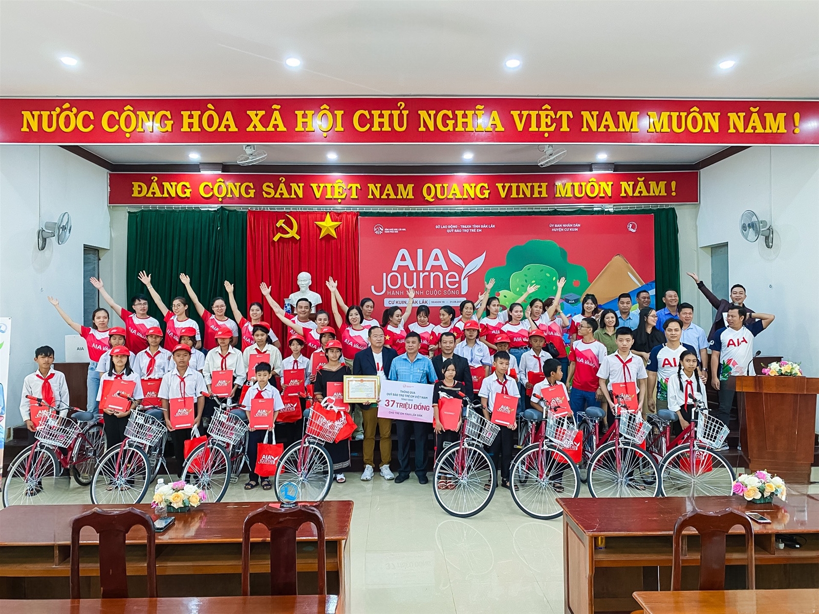 Trao tặng 20 xe đạp cho trẻ em có hoàn cảnh khó khăn huyện Cư Kuin