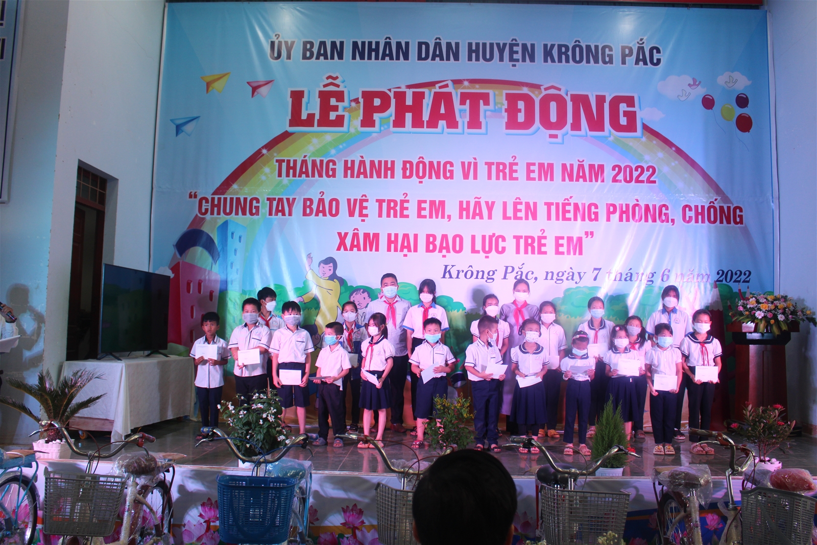Tặng quà cho trẻ em có hoàn cảnh đặc biệt, khó khăn huyện Krông Pắc tại Lễ phát động Tháng hành động vì trẻ em năm 2022
