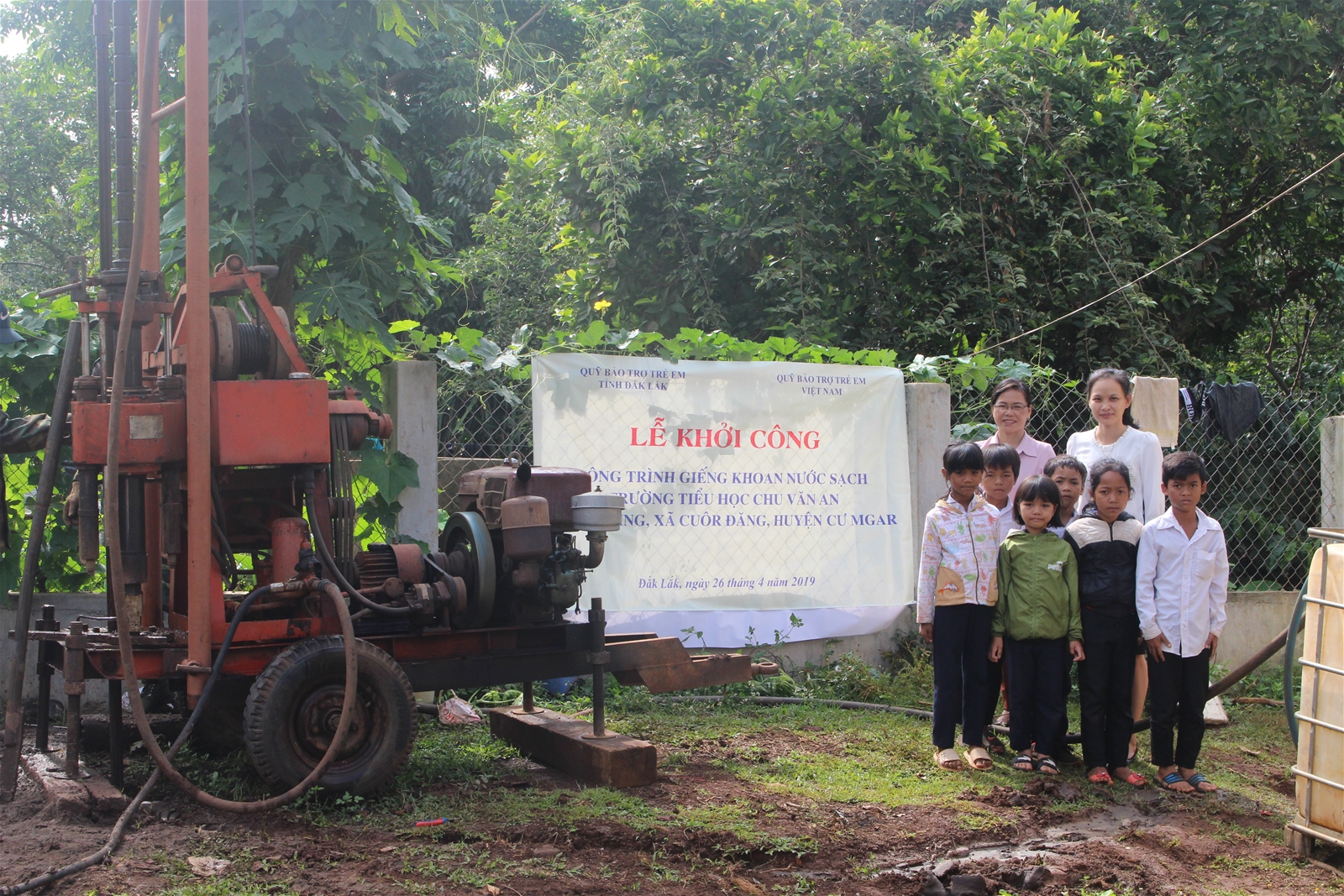 LỄ KHỞI CÔNG GIẾNG KHOAN NƯỚC SẠCH  VÀ TRAO TẶNG SÁCH Ê ĐÊ CHO CÁC EM HỌC SINH  ĐIỂM TRƯỜNG TH CHU VAN AN – XÃ CUÔR ĐĂNG – HUYỆN CƯ MGAR