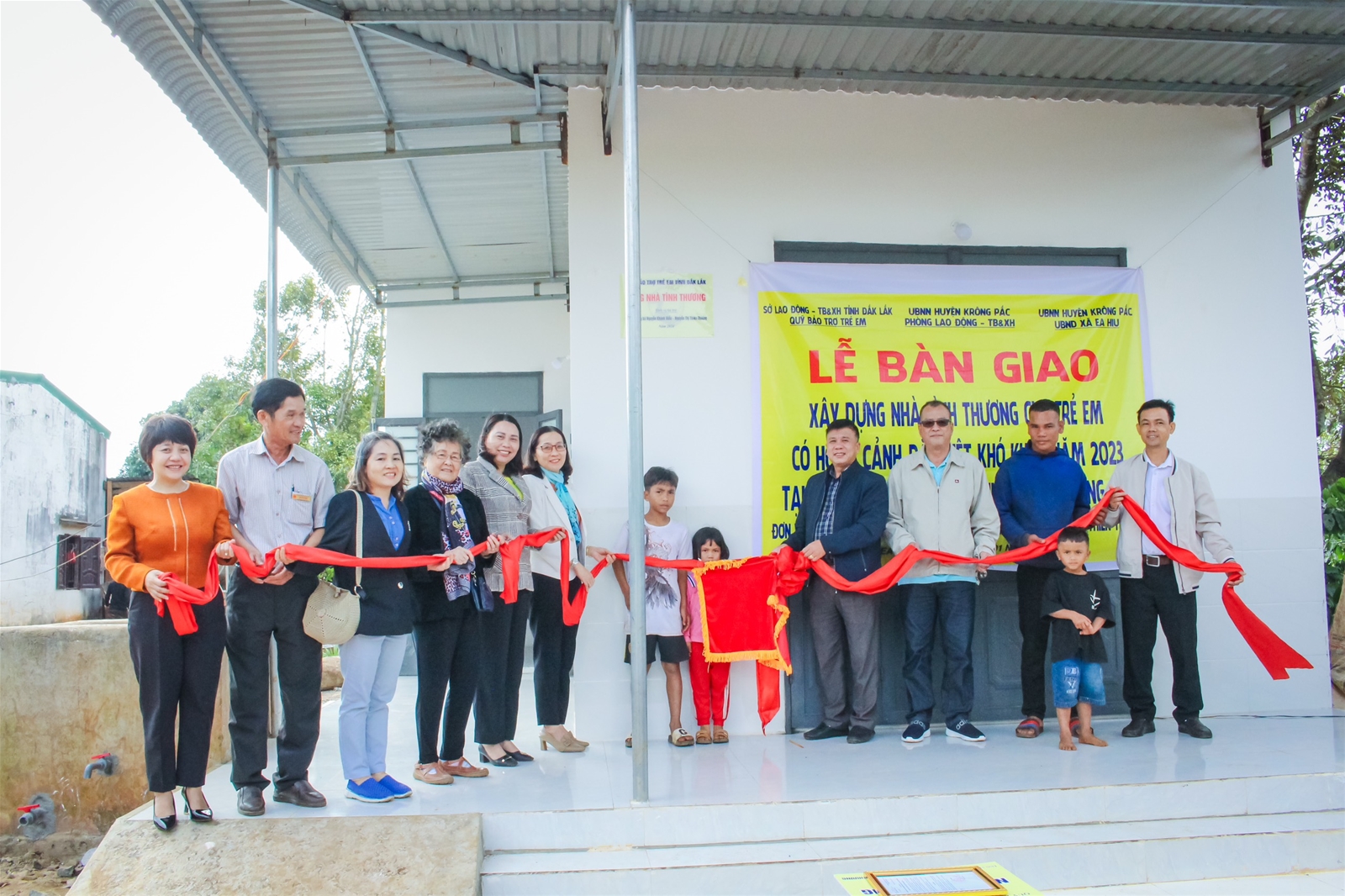 HỖ TRỢ KỊP THỜI  CHO TRẺ EM MỒ CÔI,  TRẺ EM CÓ HOÀN CẢNH ĐẶC BIỆT, KHÓ KHĂN  Đón Tết Nguyên đán Giáp Thìn 2024