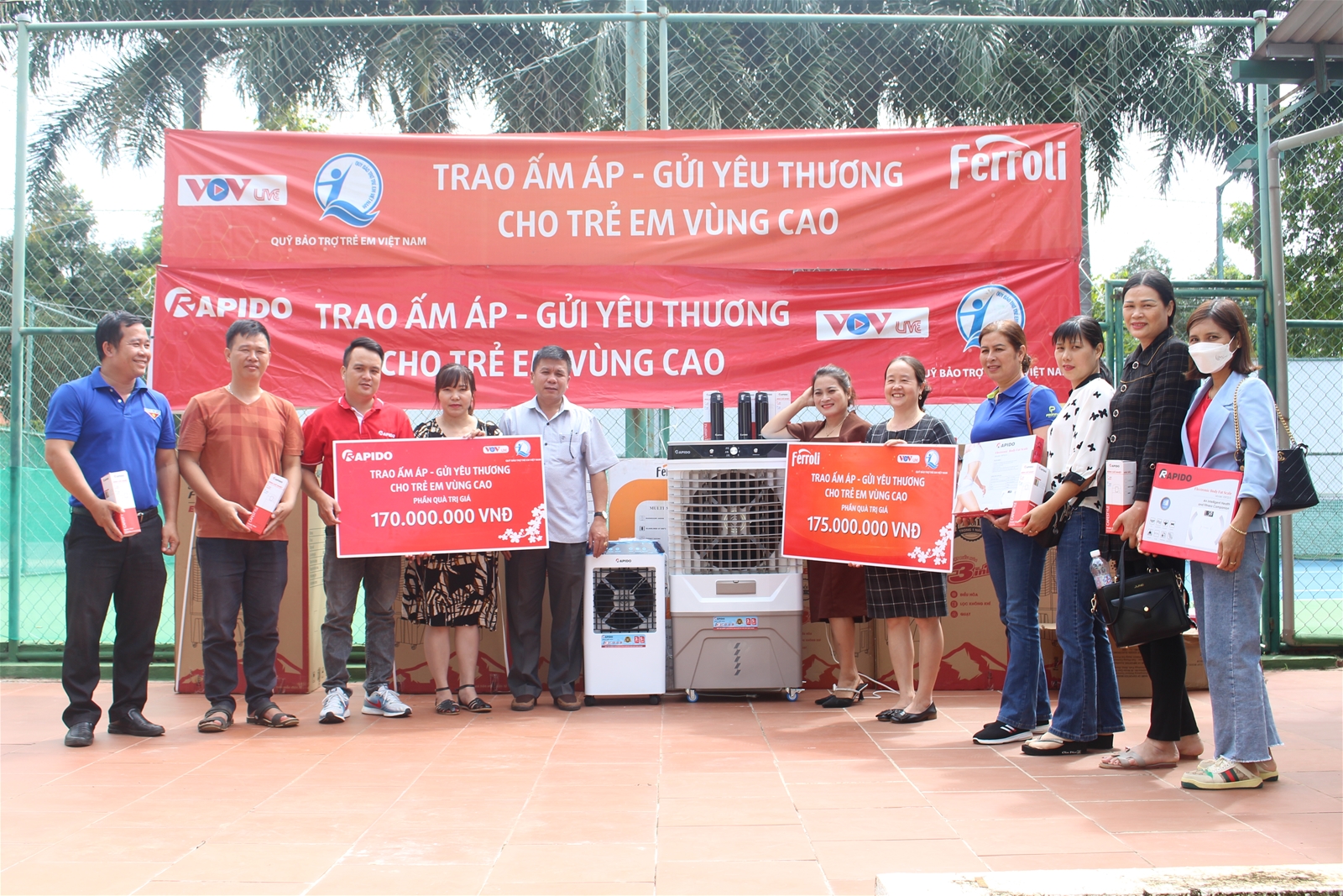 Tiếp nhận và trao tặng bình nóng lạnh, thiết bị, đồ dùng cho trẻ em