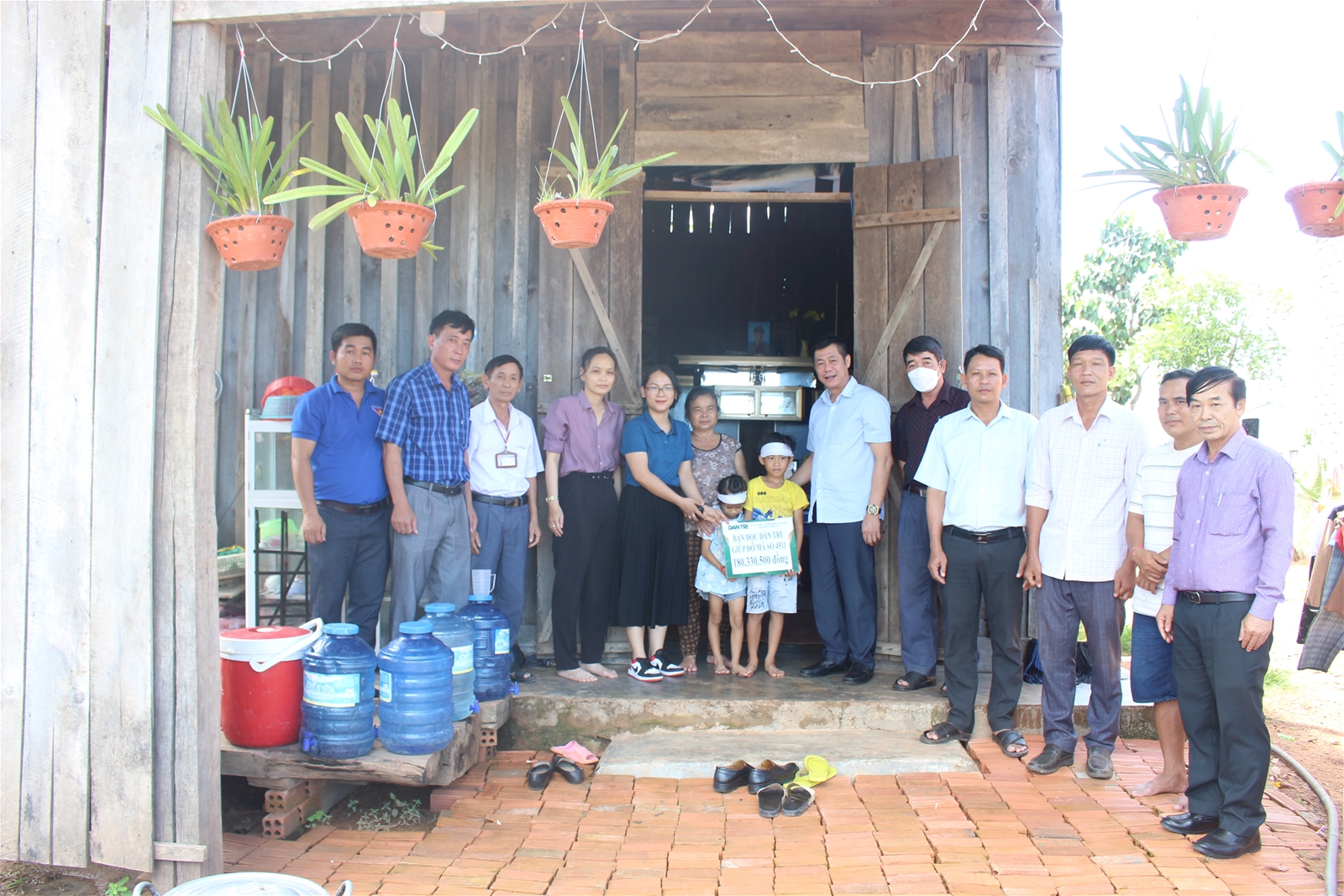 Thăm hỏi hỗ trợ trẻ em có hoàn cảnh khó khăn, rủi ro tai nạn  trên địa bàn huyện Ea súp