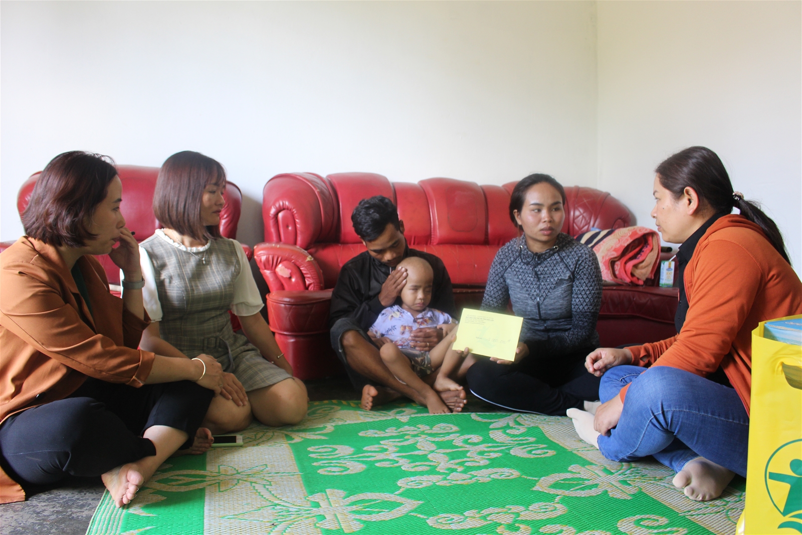 Bé trai 3 tuổi mang bệnh u nguyên bào võng mạc hiểm nghèo cần giúp đỡ