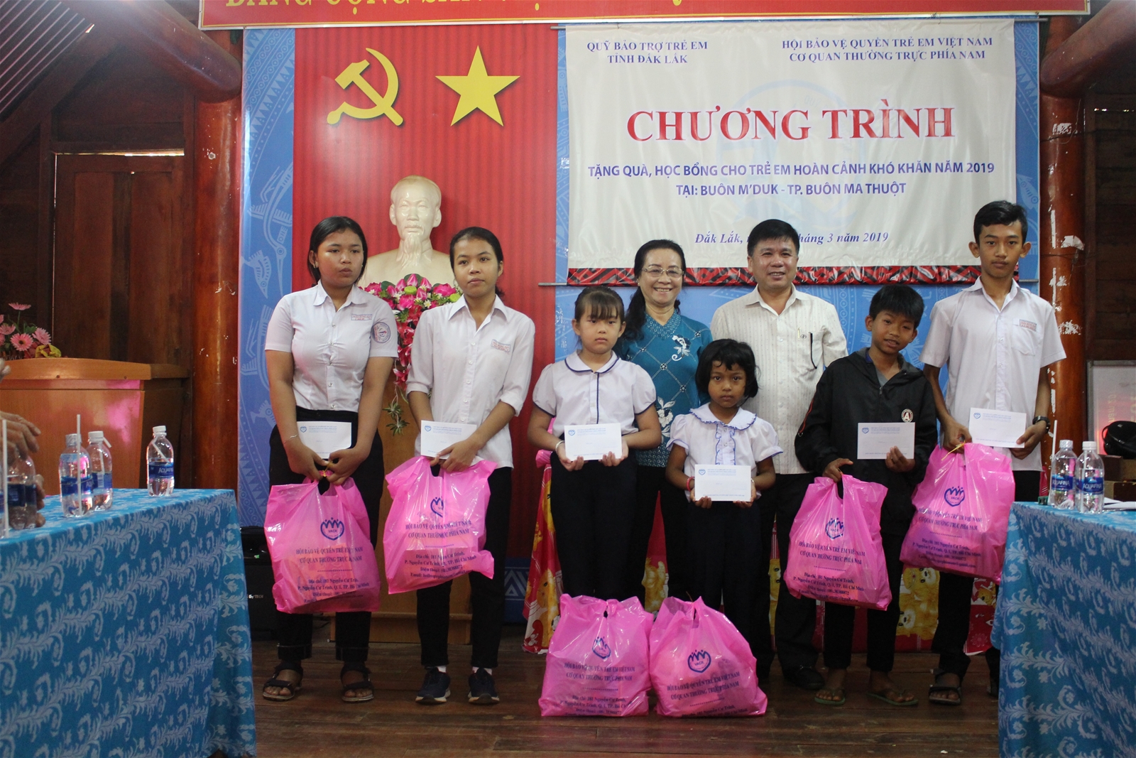 TẶNG QUÀ CHO TRẺ EM CÓ HOÀN CẢNH  ĐẶC BIỆT, KHÓ KHĂN TẠI THÀNH PHỐ BUÔN MA THUỘT