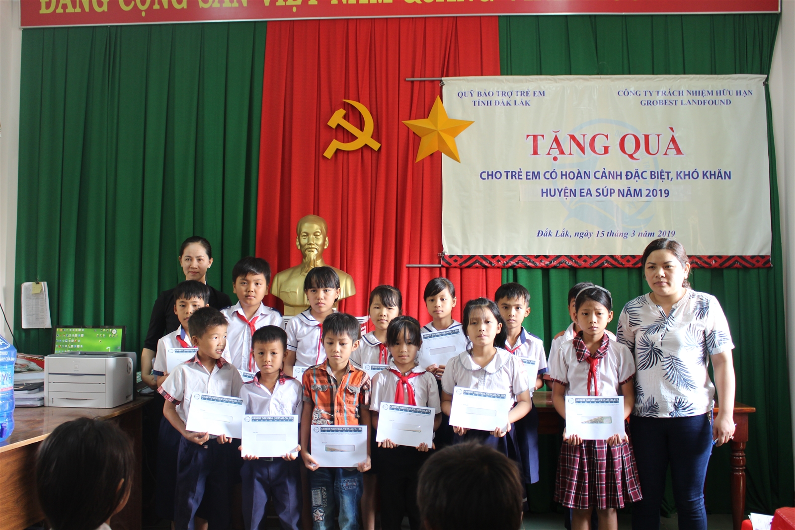 TẶNG 140 SUẤT QUÀ CHO TRẺ EM CÓ HOÀN CẢNH ĐẶC BIỆT, KHÓ KHĂN HUYỆN KRÔNG NĂNG, HUYỆN EA SÚP VÀ HUYỆN M’ĐRẮK