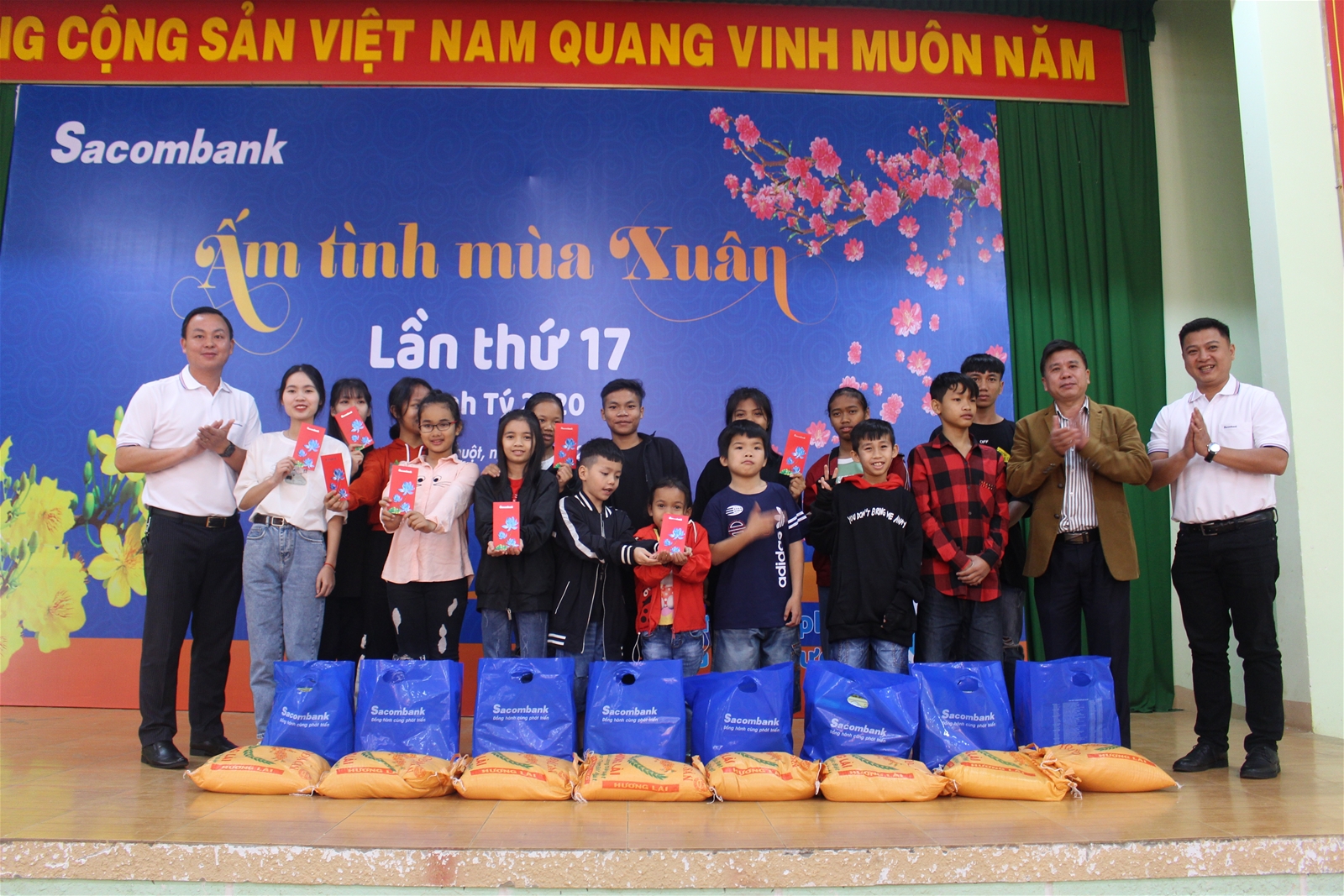 120 phần quà Tết đến với trẻ em và người khiếm thị có hoàn cảnh khó khăn