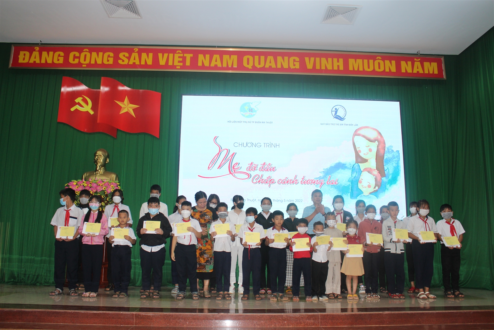 Hỗ trợ  quà cho 29 trẻ em mồ côi có hoàn cảnh khó khăn tại chương trình “Mẹ đỡ đầu – Chắp cánh tương lai”