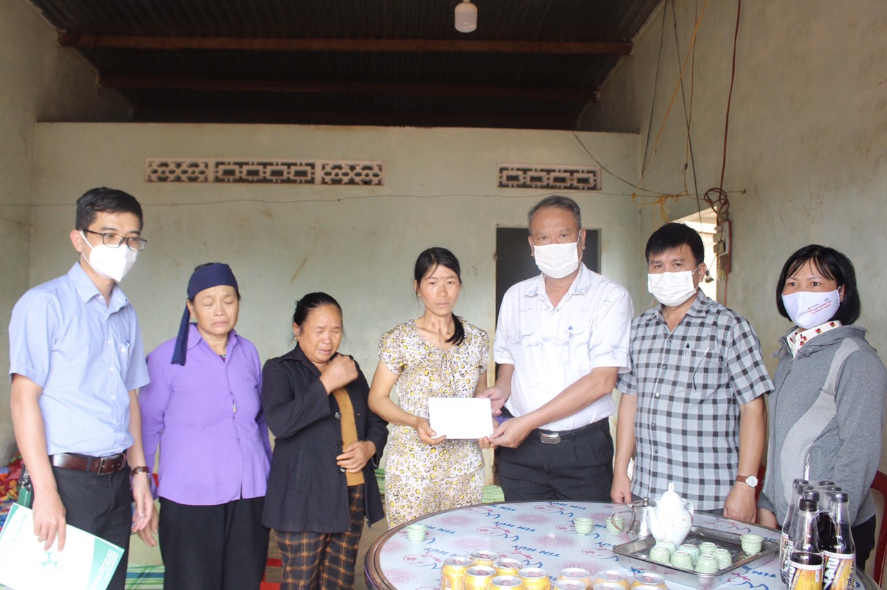 Thăm hỏi, động viên, hỗ trợ cho 3 gia đình  có 5 trẻ em bị đuối nước huyện Krông Năng