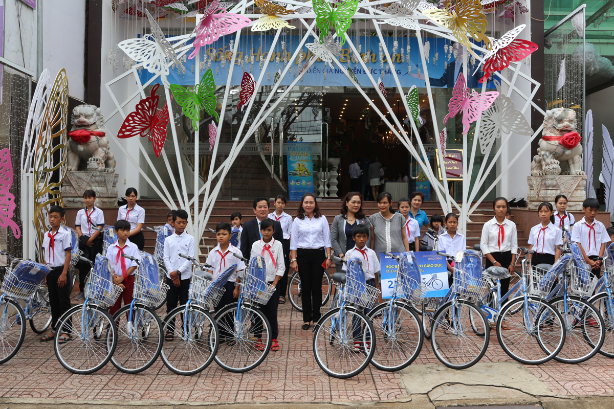 TRAO TẶNG HỌC BỔNG AN SINH GIÁO DỤC - XE ĐẠP TIẾP BƯỚC ĐẾN TRƯỜNG 2018 CHO TRẺ EM HIẾU HỌC TẠI TỈNH ĐẮK LẮK
