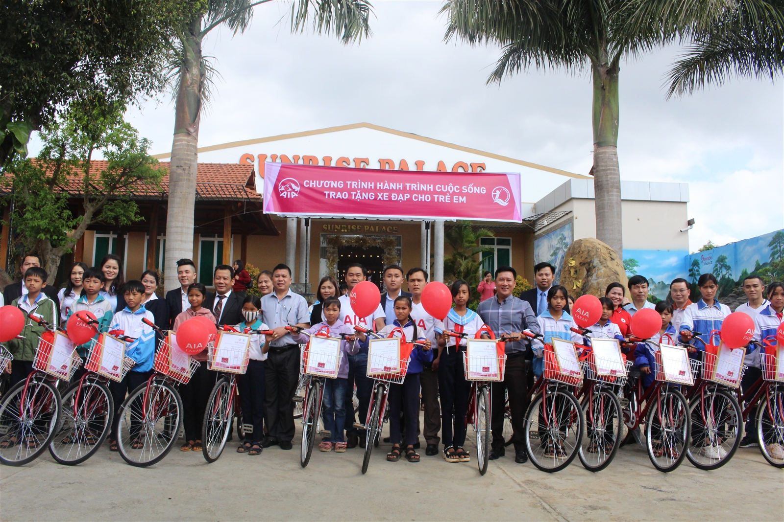 Trao tặng 35 xe đạp cho học sinh nghèo vượt khó học giỏi huyện Ea Kar