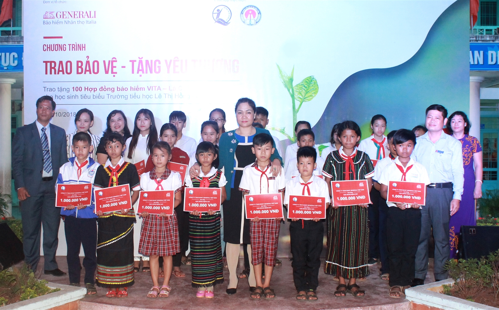 TRAO TẶNG 30 SUẤT HỌC BỔNG VÀ 100 HỢP ĐỒNG BẢO HIỂM CHO TRẺ EM NGHÈO VƯỢT KHÓ HỌC GIỎI TIÊU BIẾU