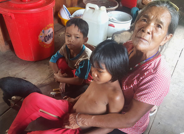 Hoàn cảnh đáng thương của ba anh em côi cút   (Theo  tin Tùng Lâm của Báo Đắk Lắk )