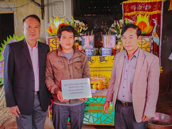 Thăm hỏi, động viên và hỗ trợ các gia đình có trẻ em bị đuối nước huyện Ea H’leo