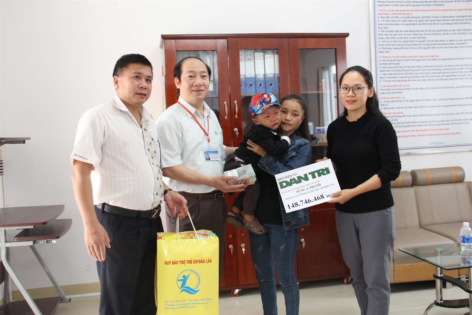 Trao hỗ trợ cho cháu Sùng A Thanh – Huyện Lắk bị bỏng 