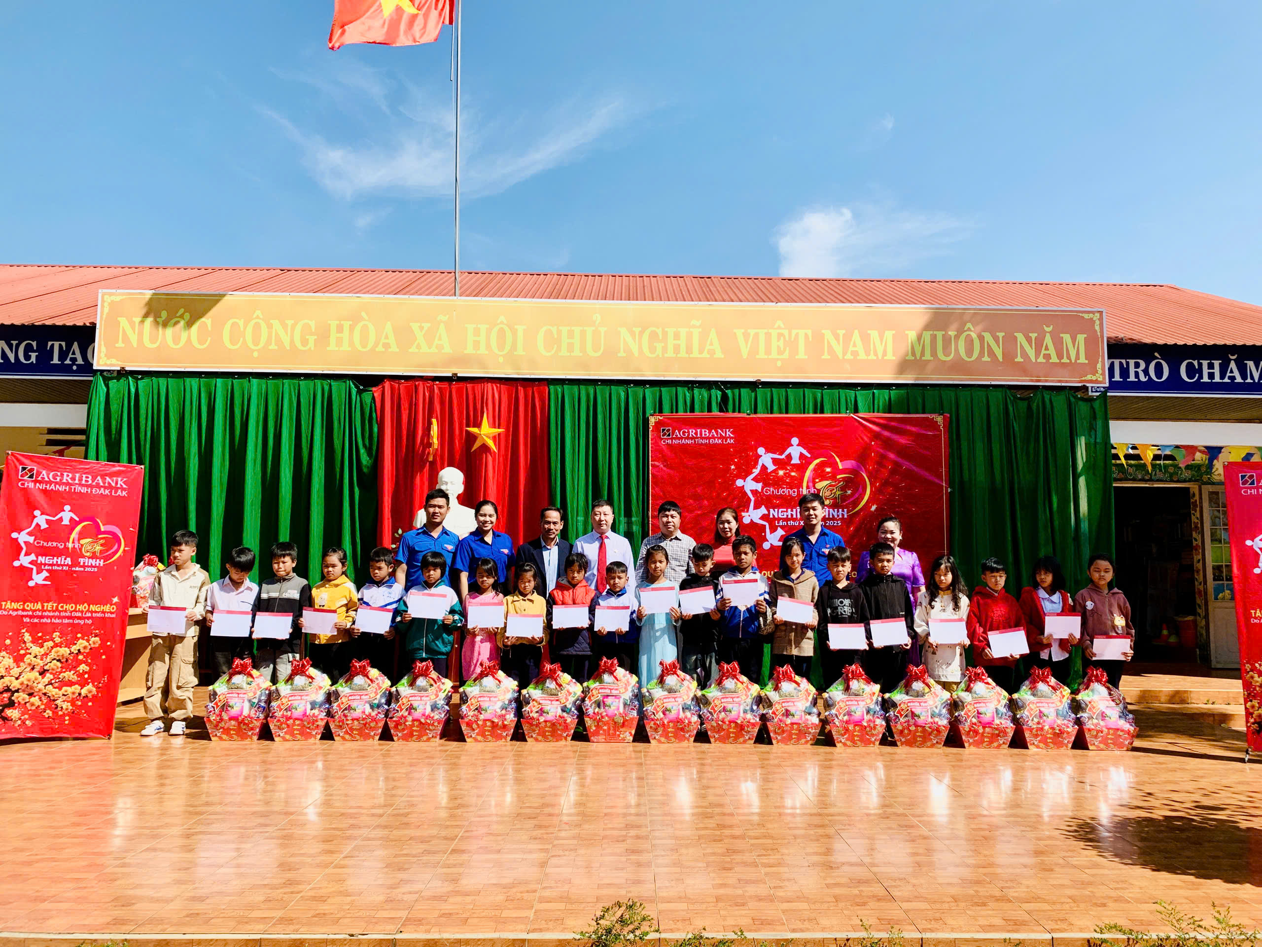 anh-trao-qua-tet-tre-em-truong-th-y-jut-cu-mgar-2025