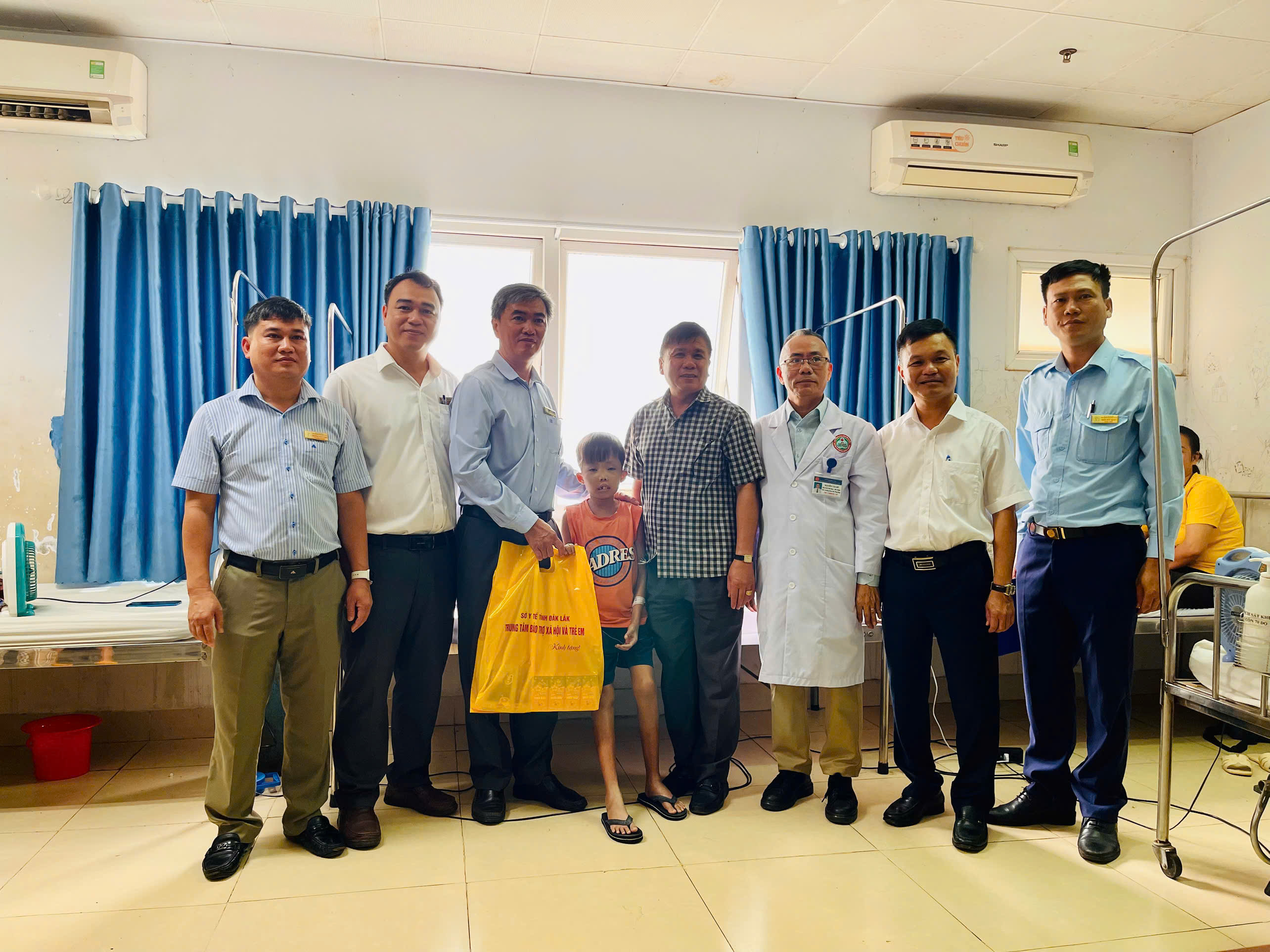 Trao tặng 50 suất quà cho trẻ em có hoàn cảnh đăc biệt, khó khăn đang điều trị tại Bệnh viện Đa khoa vùng Tây Nguyên
