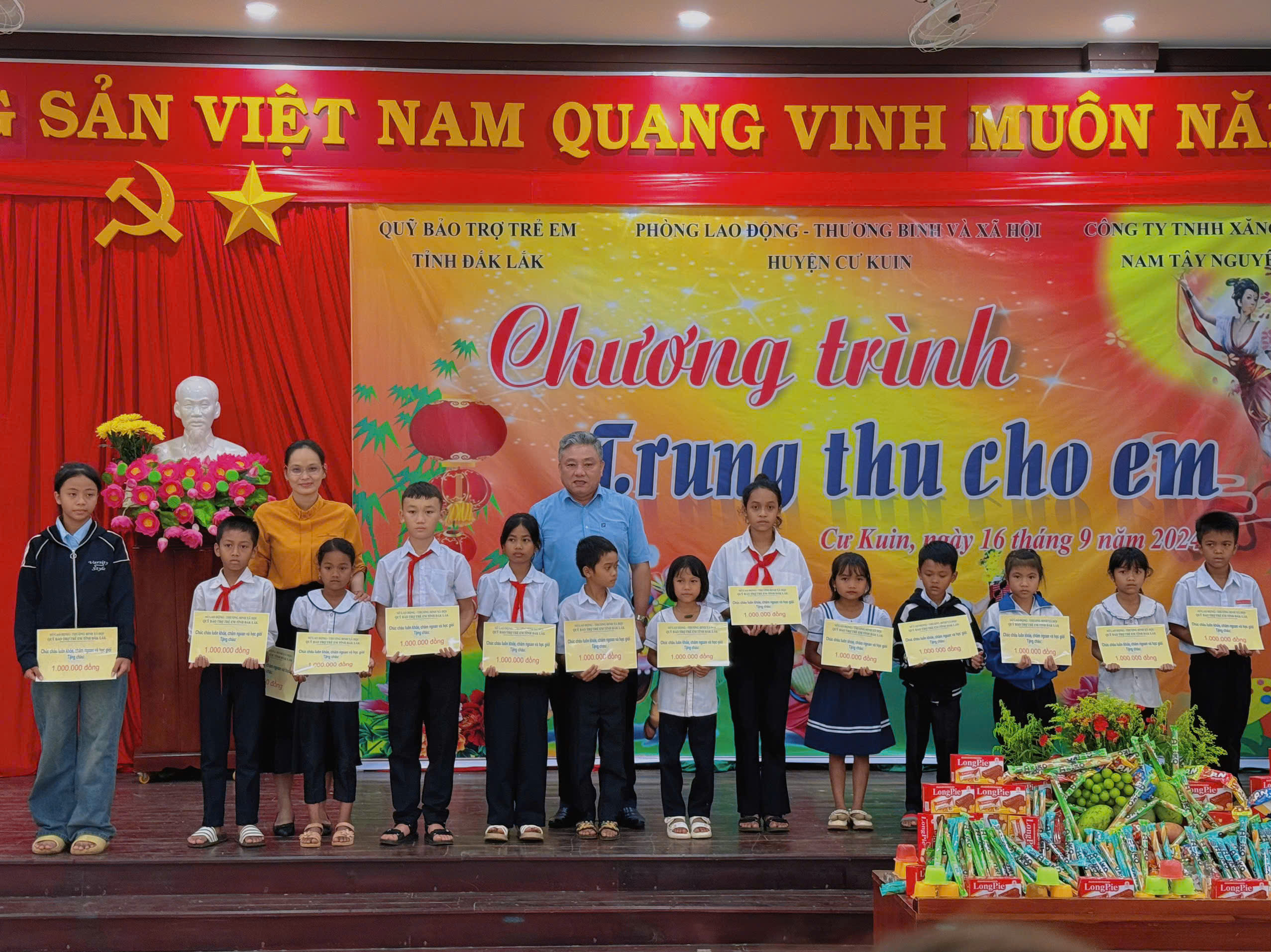 Gặp mặt, biểu dương tặng quà cho trẻ em mồ côi nhân tháng hành động vì trẻ em năm 2024
