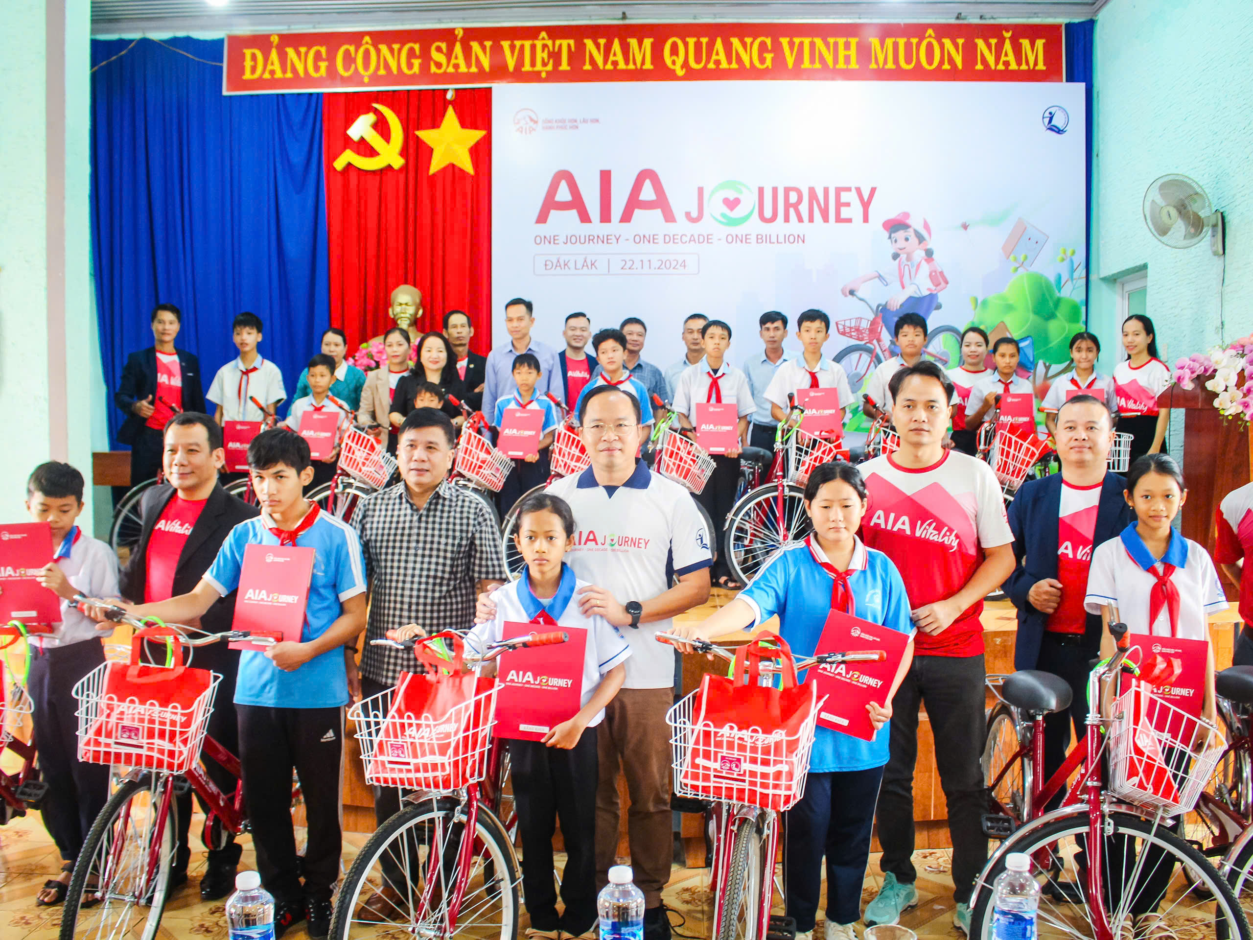 Trao tặng 20 xe đạp và quà cho trẻ em có hoàn cảnh khăn xã Ea Kmút, huyện Ea Kar