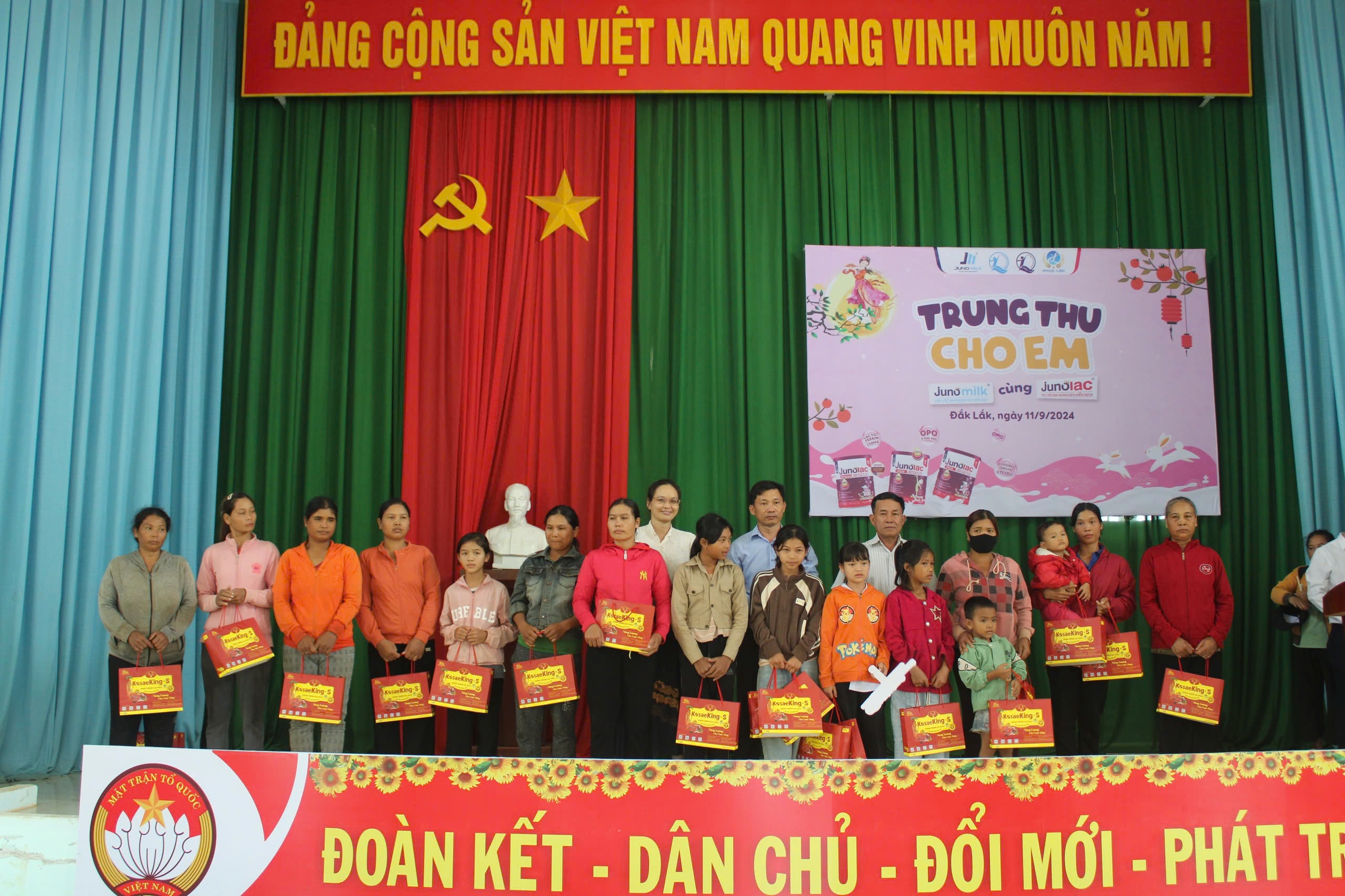 Trao tặng 200 suất quà cho trẻ em có hoàn cảnh đặc biệt, khó khăn xã Cư Bao, thị xã Buôn Hồ nhân dịp Tết Trung thu năm 2024