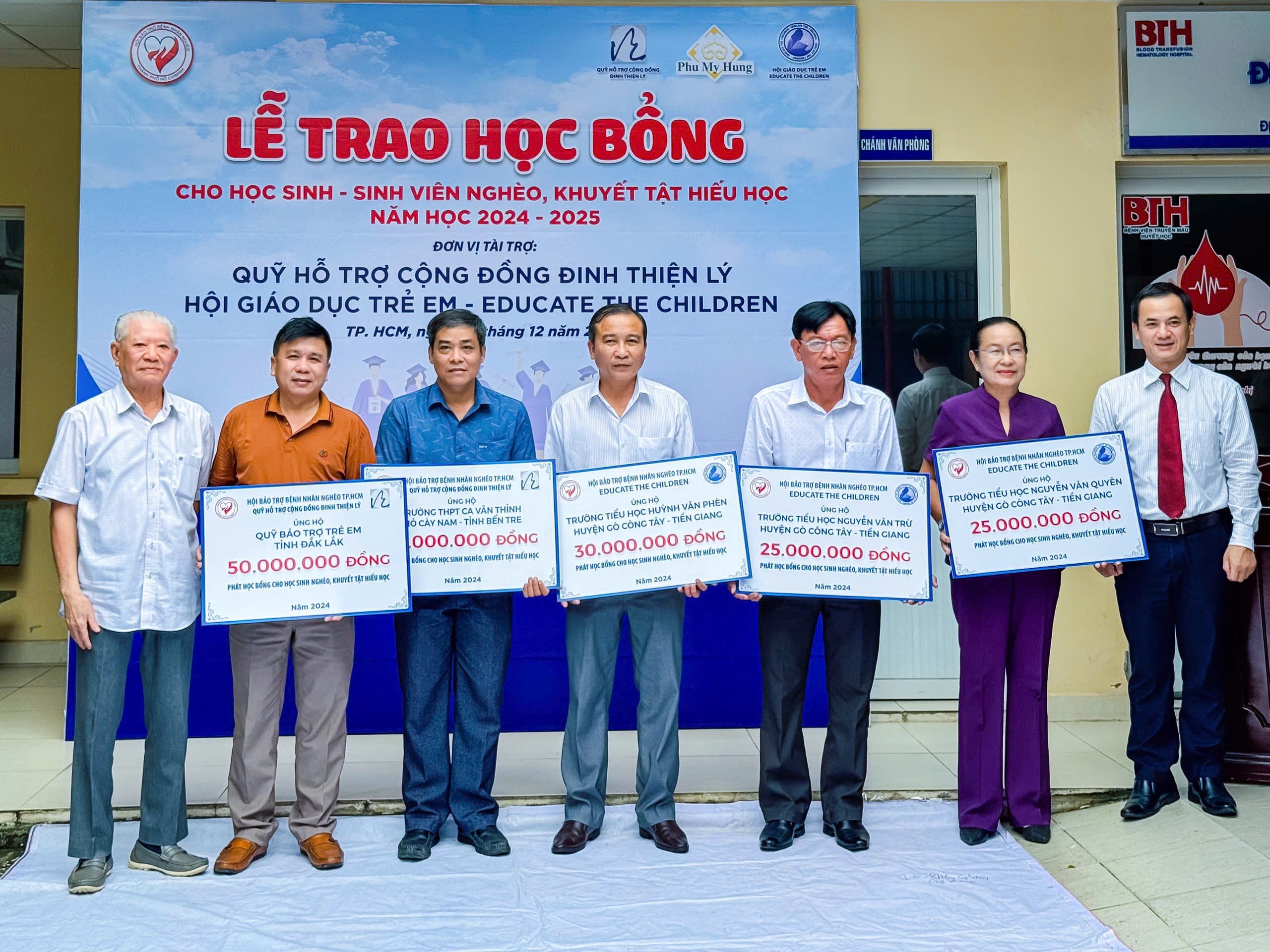 Tiếp nhận học bổng 50 triệu đồng từ Hội Bảo trợ Bệnh nhân nghèo TP. Hồ Chí Minh