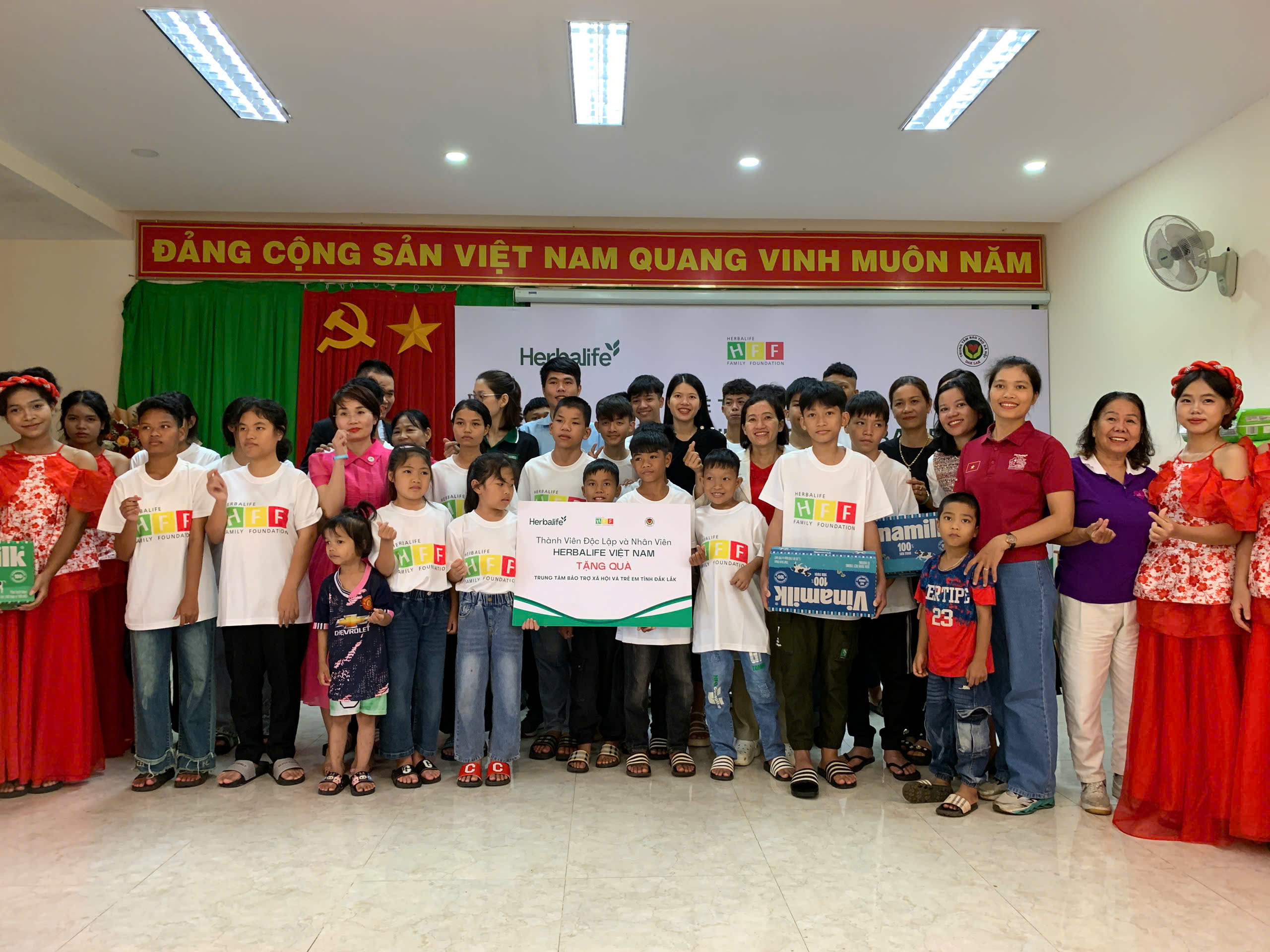 cong-ty-herbalife-va-cac-thanh-vien-doc-lap-tang-qua-cho-te-tt_20250725150445