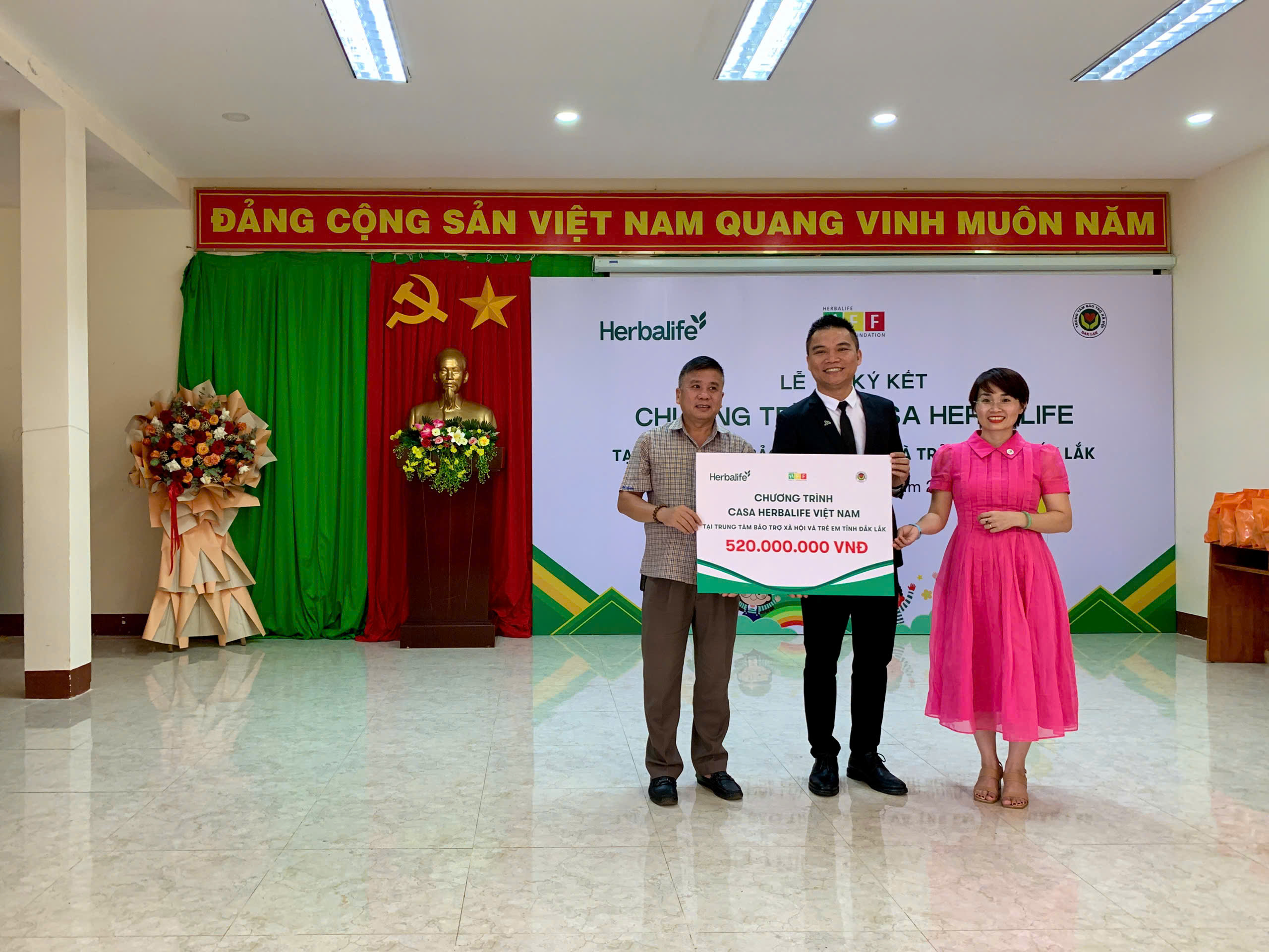 d-d-lanh-dao-tt-va-ntt-trao-nhan-bien-tai-tro-herbalife_20250725150445