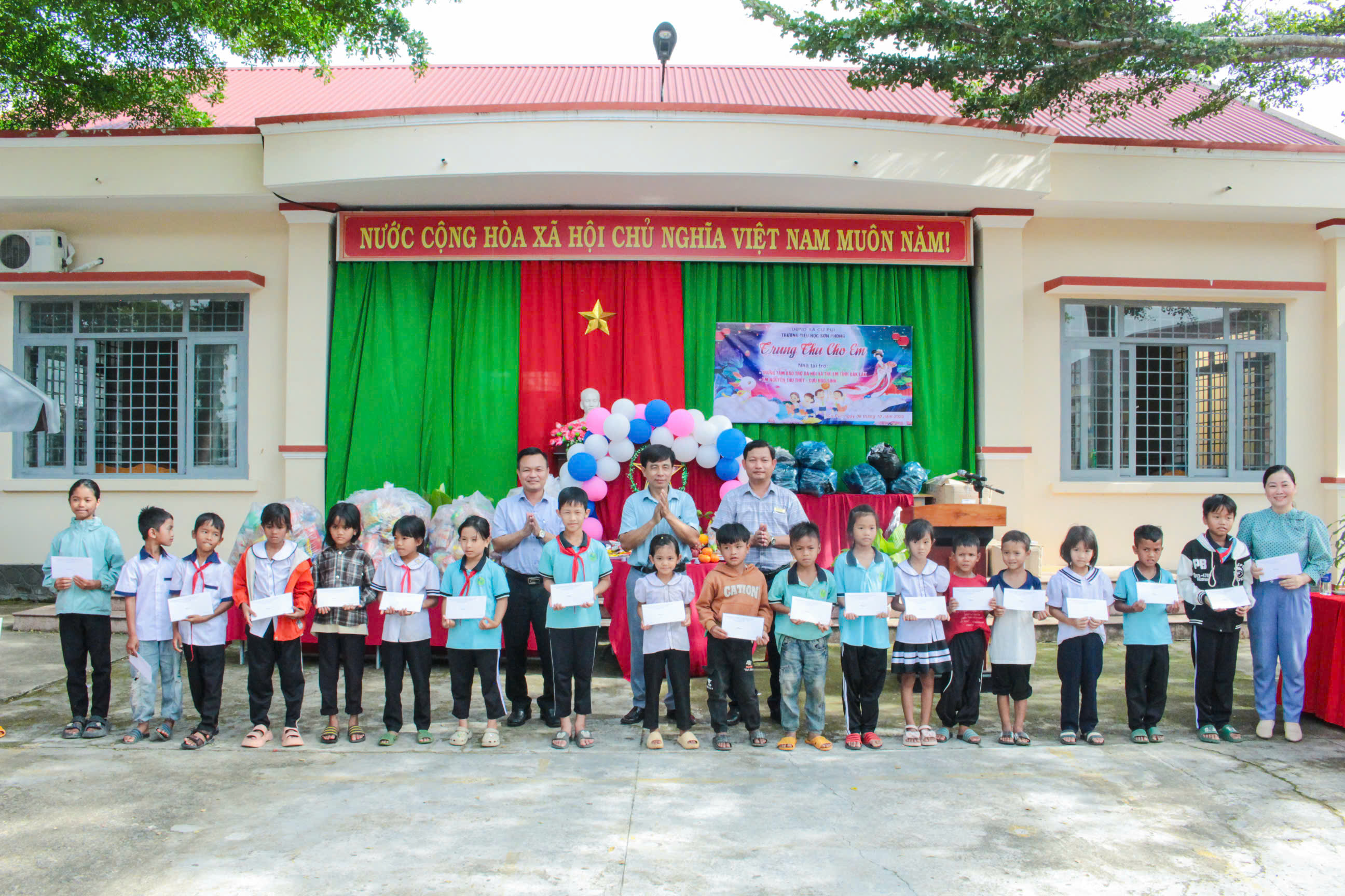 “Lan tỏa yêu thương” Trung tâm Bảo trợ xã hội và Trẻ em trao tặng những phần quà cho trẻ em có hoàn cảnh đặc biệt, khó khăn