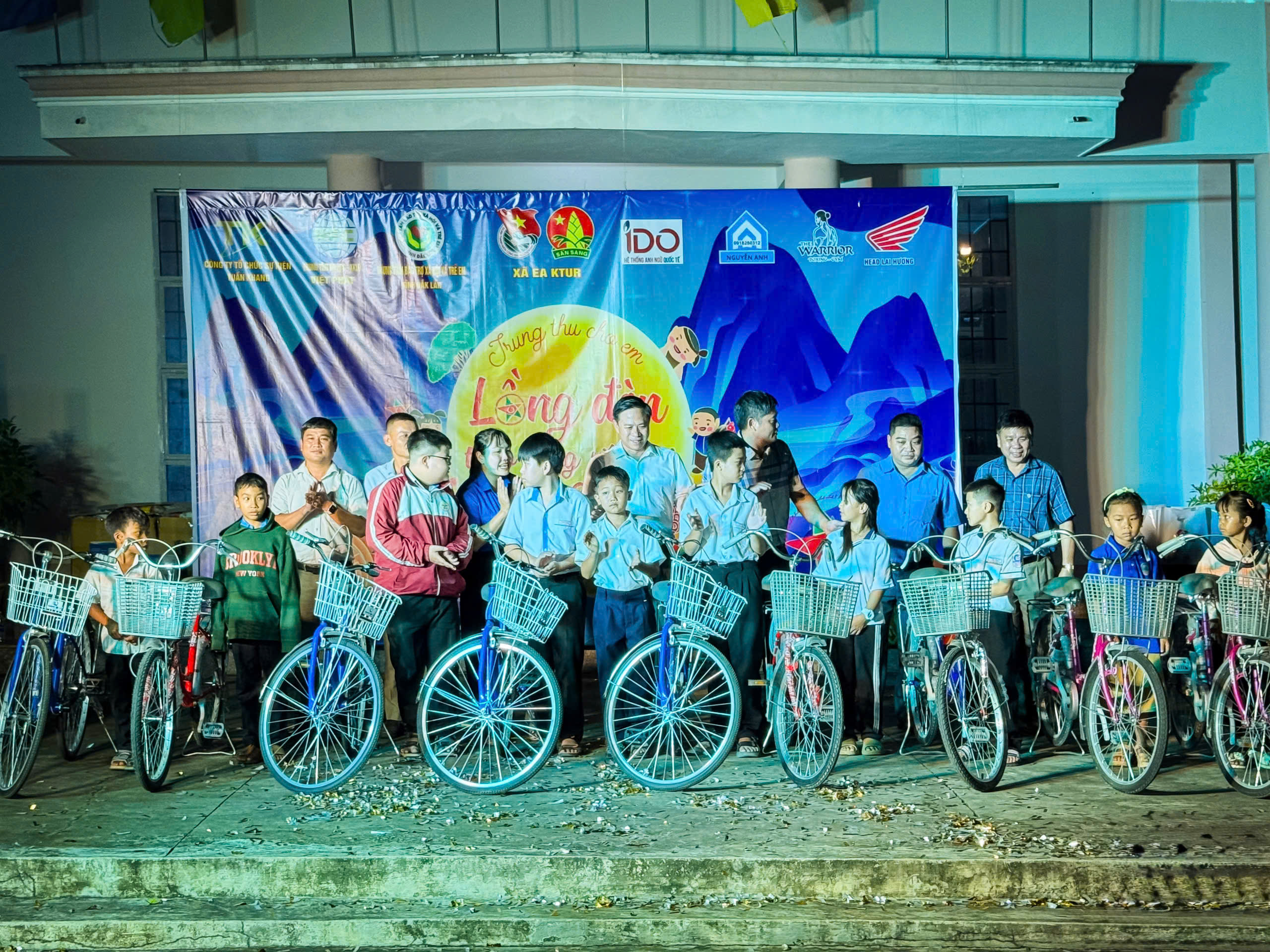 Trao tặng xe đạp cho trẻ em có hoàn cảnh khó khăn nhân dịp Tết Trung thu 2025